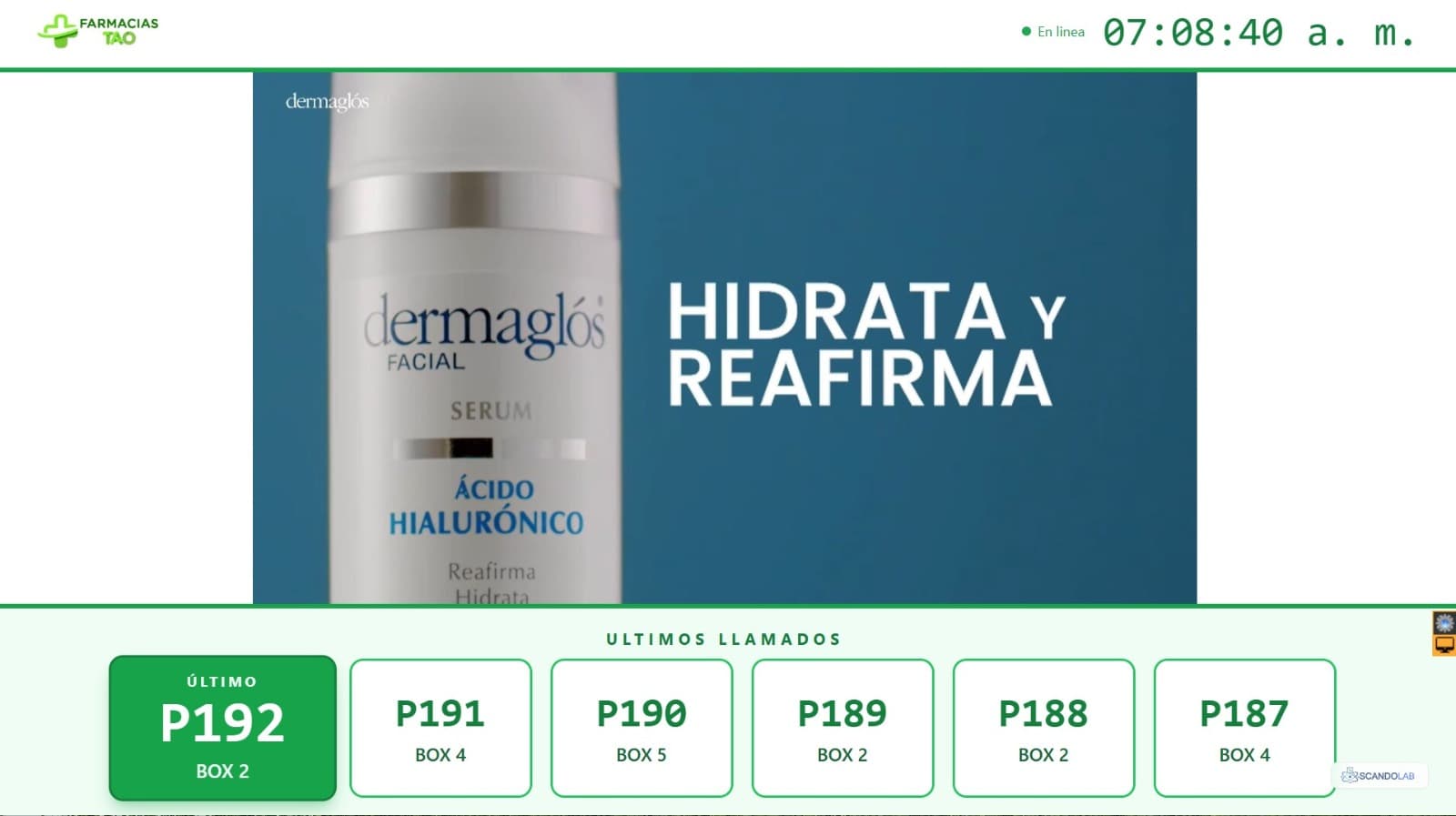 Pantalla de sala de TurnFlow en una farmacia mostrando publicidad y los últimos turnos llamados en tiempo real